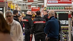 Сообщается, что преступника сумели остановить посетители супермаркета