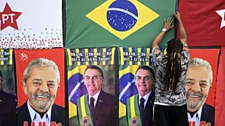 Választási plakát és brazil zászló Rióban