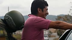 Un arrestado sonríe durante un cacheo 