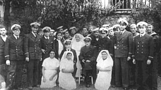 Τέλη Οκτωβρίου 1940 Ιατρικό και νοσηλευτικό προσωπικό του ναυτικού νοσοκομείου Πατρών έξω από το κτίριο όπου στεγάστηκε προσωρινά κατά την διάρκεια του ελληνο-ιταλικού πολέμου