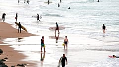 Surfende und Badende in Biarritz am gestrigen Donnerstag 27.10.22
