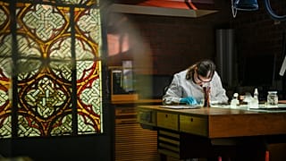 Travail sur un vitrail de la cathédrale Notre-Dame dans un atelier de Cologne, le 26 octobre 2022.
