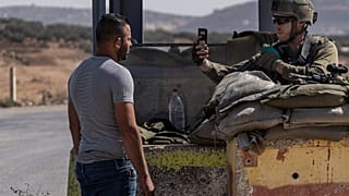 جندي من الجيش الإسرائيلي يصور فلسطينيا عند نقطة تفتيش بالقرب من مدينة نابلس بالضفة الغربية