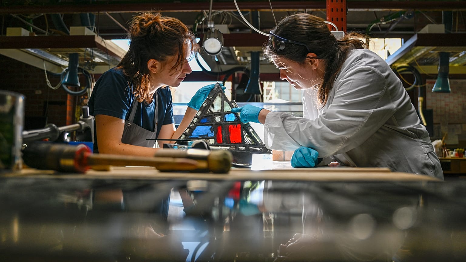 Die beiden Restauratorinnen Elodie Schneider and Mayre Maquine arbeiten in der Dombauhütte an den Notre-Dame-Fenstern.