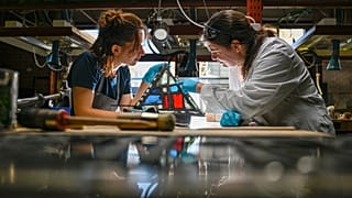 Die beiden Restauratorinnen Elodie Schneider and Mayre Maquine arbeiten in der Dombauhütte an den Notre-Dame-Fenstern.