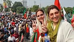 أنصار رئيس الوزراء الباكستاني السابق عمران خان يتظاهرون في مدينة لاهور بشرق البلاد.