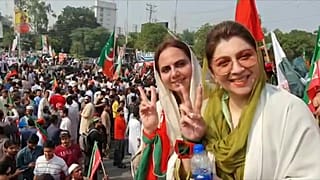 أنصار رئيس الوزراء الباكستاني السابق عمران خان يتظاهرون في مدينة لاهور بشرق البلاد.