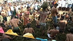 Ritual com estrume na Índia