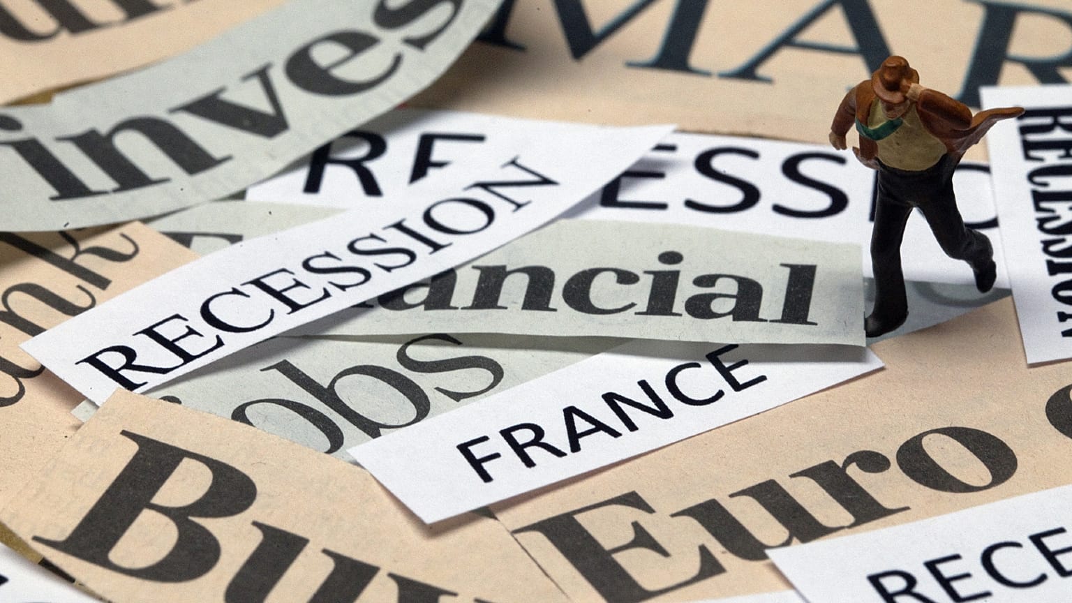 كلمات مقطوعة من الصحف لتوضيح الركود والأزمات والوضع المالي في أوروبا.