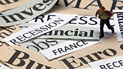 كلمات مقطوعة من الصحف لتوضيح الركود والأزمات والوضع المالي في أوروبا.