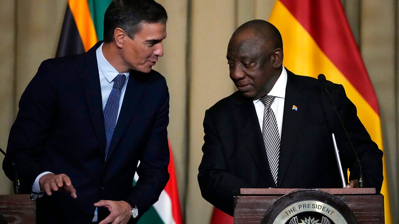 El presidente del Gobierno de España, Pedro Sánchez, y el presidente de Sudáfrica, Cyril Ramaphosa, en rueda de prensa en Pretoria.