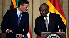 El presidente del Gobierno de España, Pedro Sánchez, y el presidente de Sudáfrica, Cyril Ramaphosa, en rueda de prensa en Pretoria.