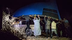 مهربون قرب مدينة الداخلة يحملون قارب صيد مخصص لنقل المهاجرين غير النظاميين إلى جزر الكناري. 2020/12/22