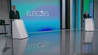 الرئيس البرازيلي الحالي جايير بولسونارو، الذي يترشح لولاية ثانية (إلى اليسار) والرئيس السابق  لويس إيناسيو لولا دا سيلفا، خلال مناظرة رئاسية في ريو دي جانيرو، 28 أكتوبر 2022.