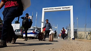 Μετανάστες αποχωρούν από το κέντρο φιλοξενίας στο Πουρνάρα στην Κύπρο μετά από συμπλοκές μεταξύ ομάδων μεταναστών