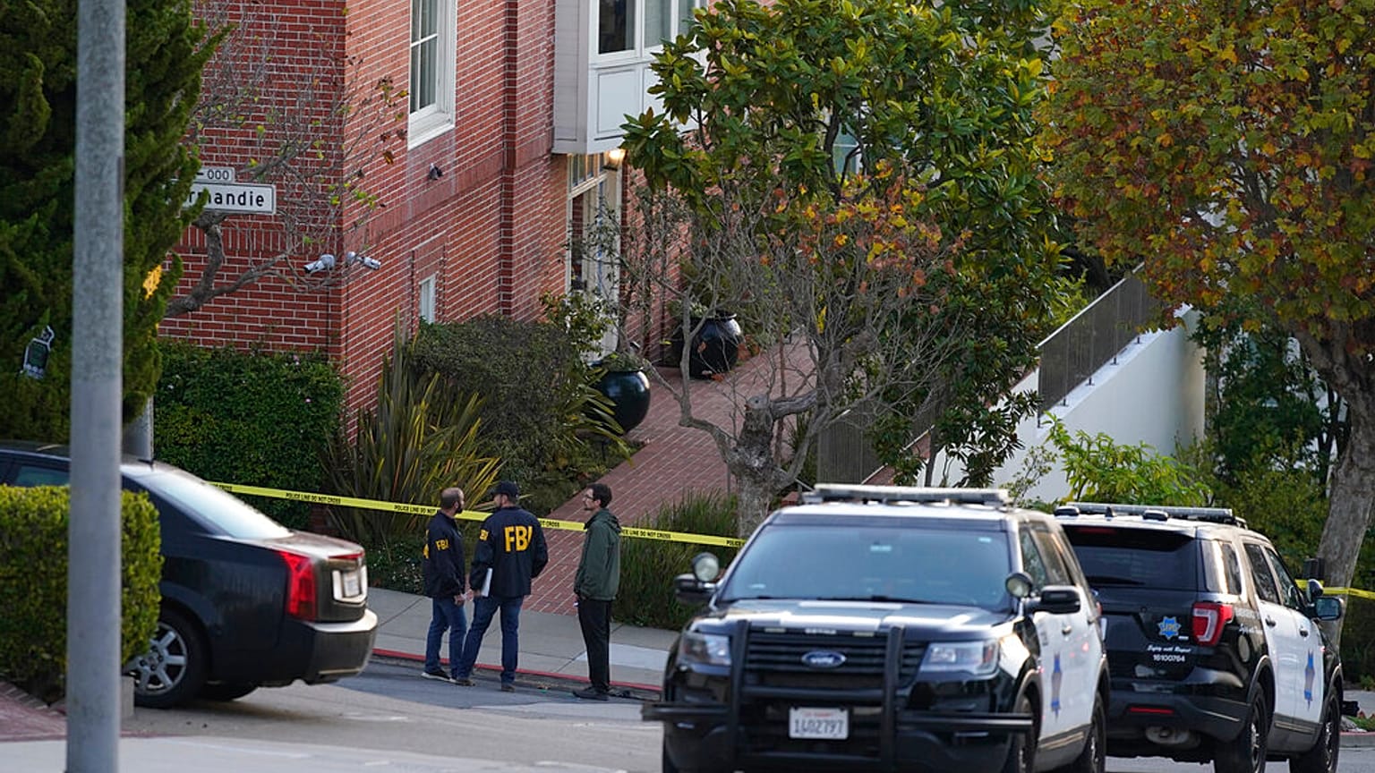 ABD Temsilciler Meclisi Başkanı Nancy Pelosi'nin San Francisco'daki evinin önünde inceleme yapan FBI ajanları