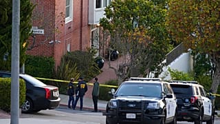 ABD Temsilciler Meclisi Başkanı Nancy Pelosi'nin San Francisco'daki evinin önünde inceleme yapan FBI ajanları