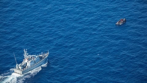 Illegális bevándorlók gumicsónakon Európa felé 