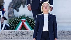 Giorgia Meloni bei der Kranzniederlegung am Altar des Vaterlandes