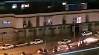 قوات الأمن الإيرانية على دراجات نارية أمام مساكن الطلاب في كلية العلوم الطبية بجامعة كردستان في سنندج