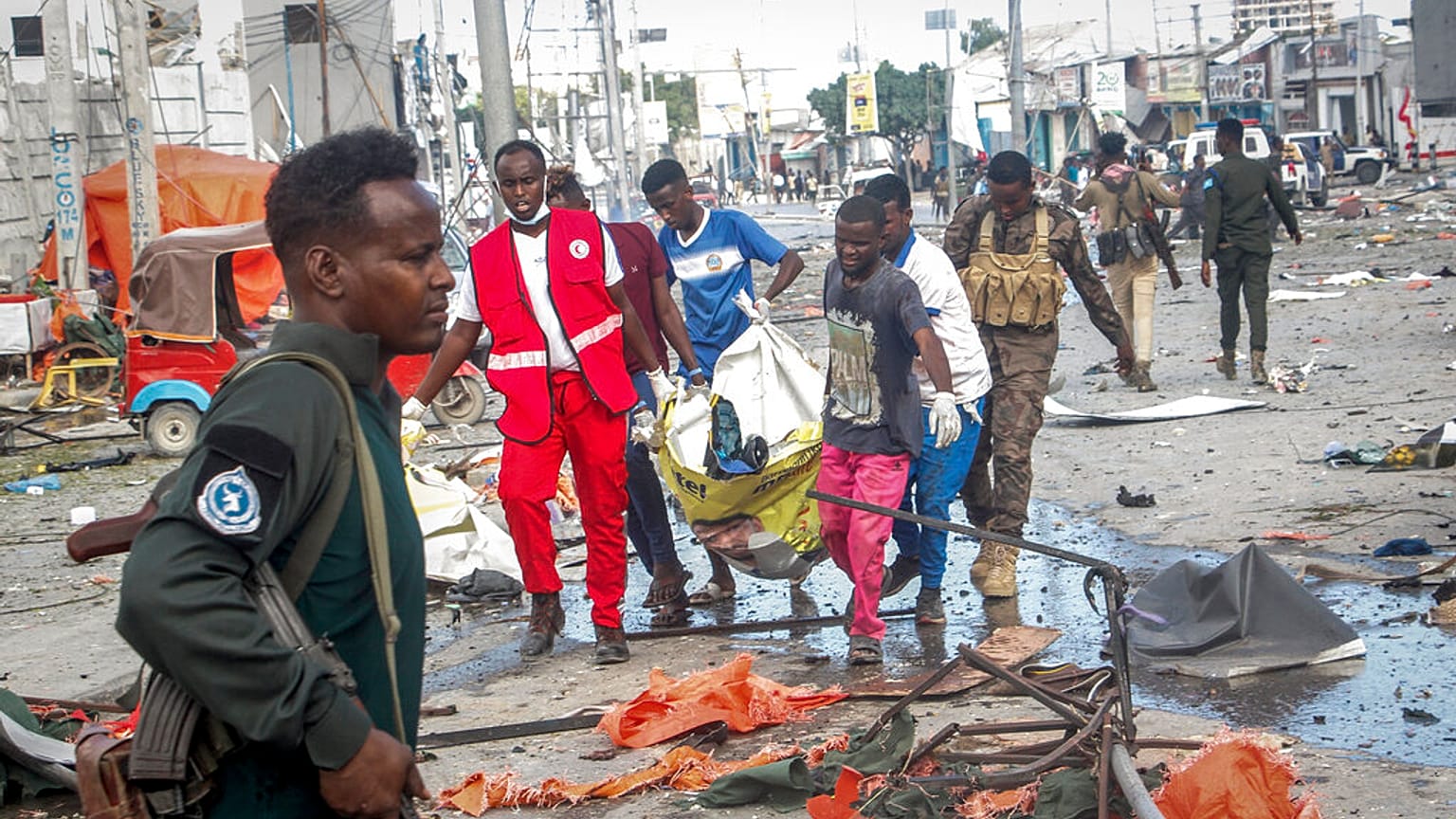 Des sauveteurs retirent un corps du lieu d'un double attentat à la voiture piégée à Mogadiscio, en Somalie, samedi 29 octobre 2022.