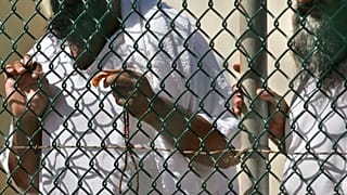 Két pakisztáni rab imádkozik - Guantanamo (illusztráció)
