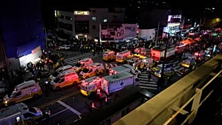 فرق الإطفاء تقوم بمحاولات لإنعاش القلب والرئتين لما لا يقل عن 50 شخصا في منطقة إيتايون