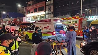 فرق الإنقاذ تصل إلى مكان الحادث وتقدم الاسعافات للمصابين