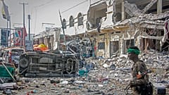 Второй взрыв прогремел после того, как на место взрыва приехали машины скорой помощи, а люди стали подходить, чтобы оказать помощь пострадавшим.