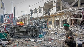 Второй взрыв прогремел после того, как на место взрыва приехали машины скорой помощи, а люди стали подходить, чтобы оказать помощь пострадавшим.