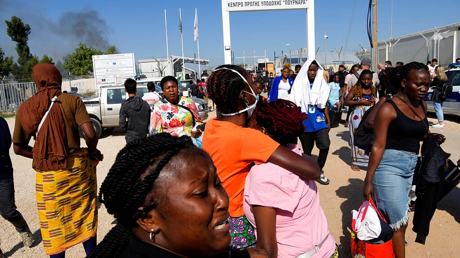 Des migrants quittent le centre d'accueil de Pournara après des combats entre groupes rivaux, à Chypre, vendredi 28 octobre 2022. 
