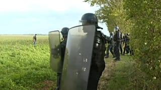 Меры безопасности на акции против строительства крупной системы ирригации в Дё-Севре.
