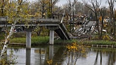 Vista de un puente derrumbado sobre el río Siverskyi-Donets, en la ciudad liberada de Sviatohirsk, región de Donetsk