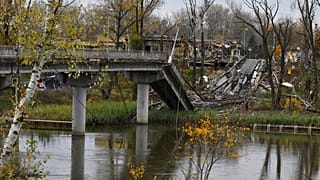 Vista de un puente derrumbado sobre el río Siverskyi-Donets, en la ciudad liberada de Sviatohirsk, región de Donetsk