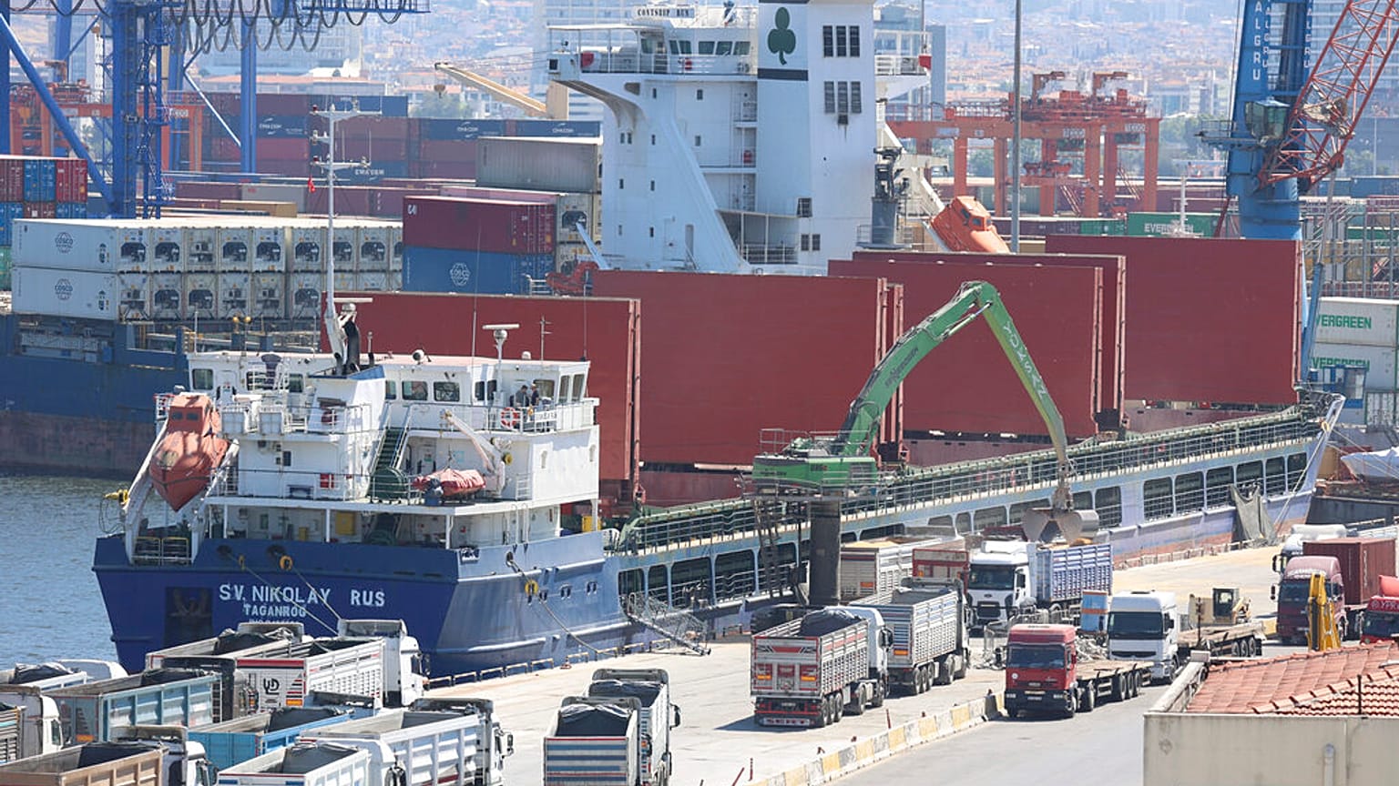 Πλοίο φορτηγό που μεταφέρει ουκρανικά σιτηρά στο λιμάνι της Σμύρνης στην Τουρκία
