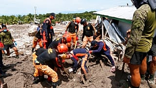 Contam-se mais de sete centenas de casas destruídas e perto de 160 mil habitantes deslocados