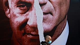 لوحة إعلانية للانتخابات بيني غانتس،  بنيامين نتنياهو معلقة في أحد شوارع تل أبيب، إسرائيل 2021
