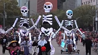 Desfile por el Día de los Muertos en Ciudad de México, en México