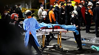 Τραυματιοφορείς μεταφέρουν σορό σε ασθενοφόρο μετά το ποδοπάτημα στη Σεούλ σε υπάιθριο πάρτι