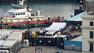 Мигрантов досматривают и регистрируют в Дувре