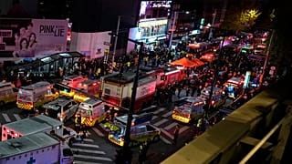 سيارات الإسعاف وعمال الإنقاذ بالقرب من مكان الحادث في سيول، كوريا الجنوبية، الأحد، 30 أكتوبر 2022