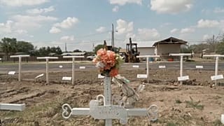 Decenas de cruces en la localidad de Eagle Pass, en Texas, donde están enterrados los restos de migrantes anónimos fallecidos