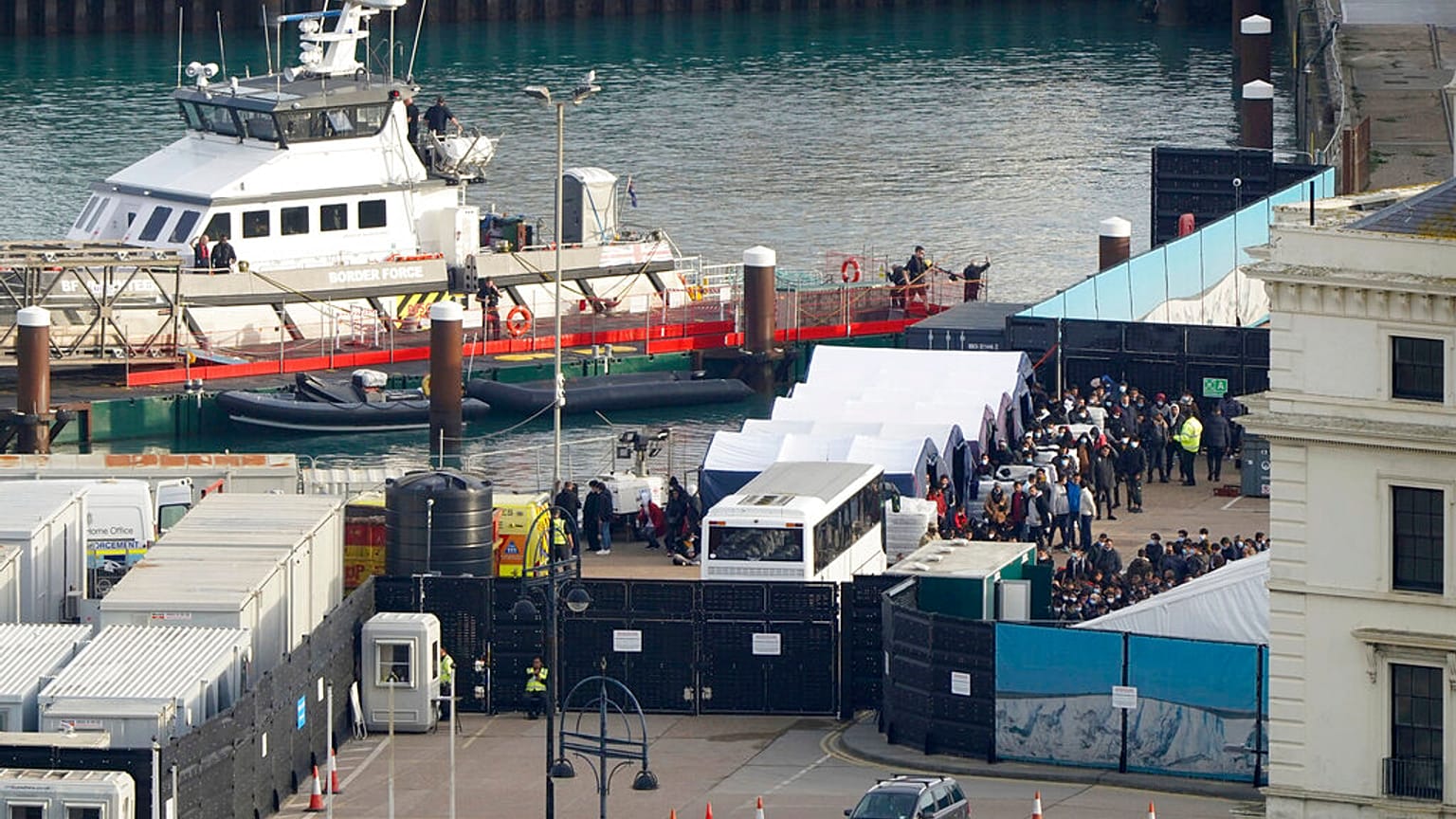 Manş Denizi kıyısındaki Dover, İngiltere'ye kaçak girişlerde önemli bir nokta