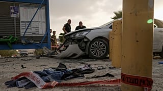 الشرطة الإسرائيلية تتفقد موقع حادث الدهس