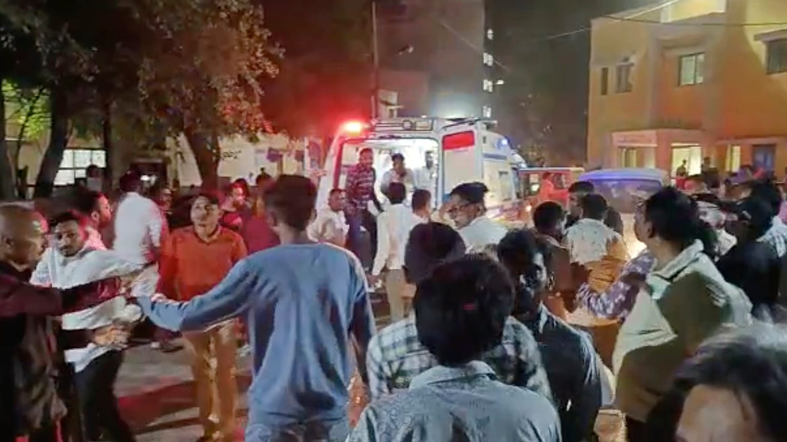 Chaos vor einer Klinik im Distrikt Morbi nahe der Unglücksstelle