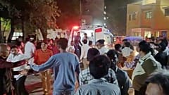 Chaos vor einer Klinik im Distrikt Morbi nahe der Unglücksstelle