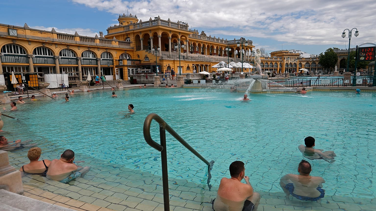 Die bekannte Szechenyi-Therme in Budapest (Archivfoto)