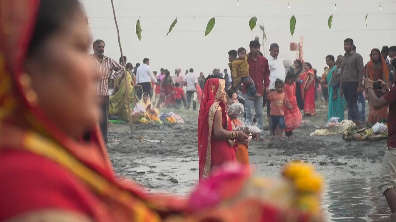 Tausende Gläubige baden im Fluss Yamuna