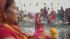 Tausende Gläubige baden im Fluss Yamuna