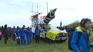 Demonstranten gehen gegen den Bau neuer Wasserspeicher vor